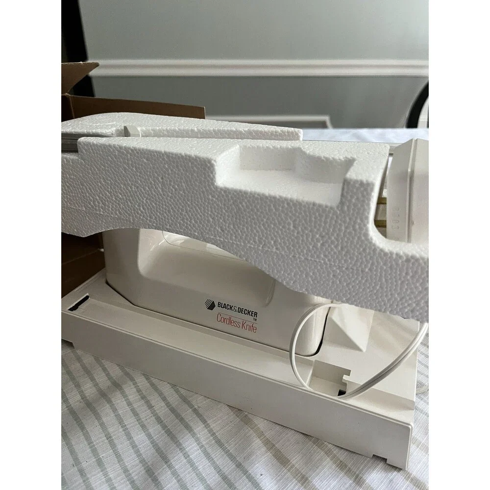 Black Decker 9” Cordless Knife White Wall Mount Space Saver KEK150 ~ NIB
